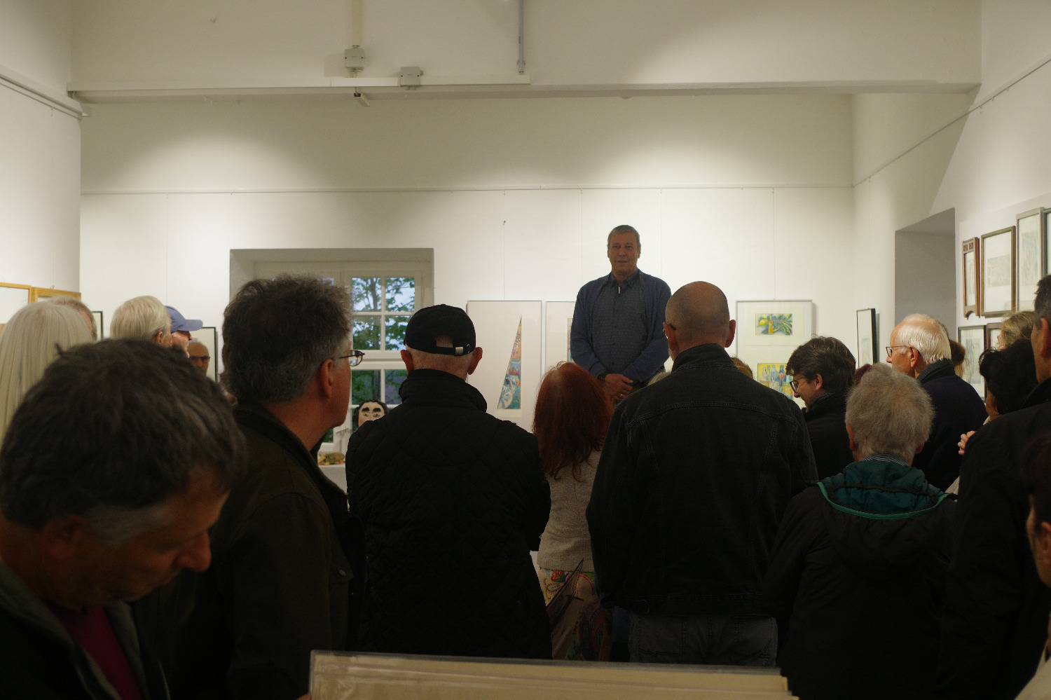 Joachim Schweiß, Vorsitzender des Vorstandes, bei der Eröffnung der Ausstellung "Klaus Eberlein" 2025 im Dachauer Wasserturm